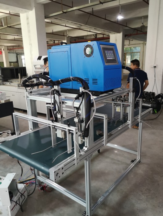 Automatic glue injection for cosmetics